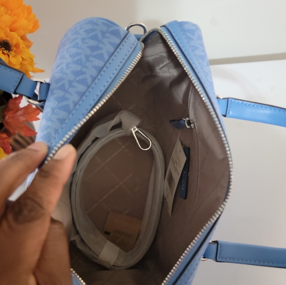 NWT Micheal Kors Travel Medium Duffle Satchel - Picture 6 of 7